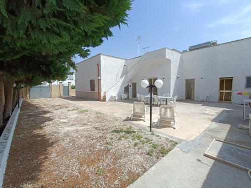 giardino_con_tavoli_e_sedie