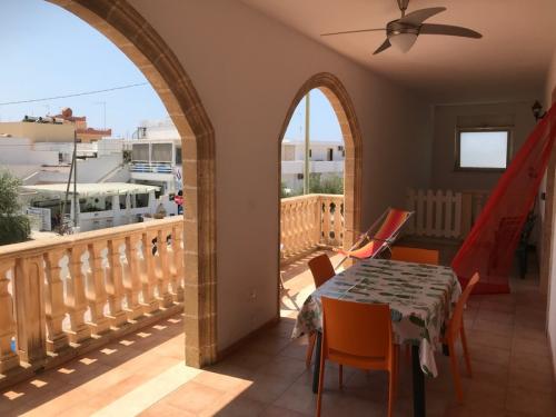veranda coperta attrezzata con tavolo e sedie