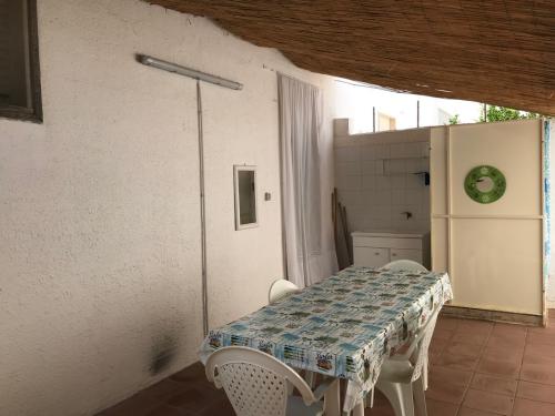 cortile interno con doccia servita da acqua calda