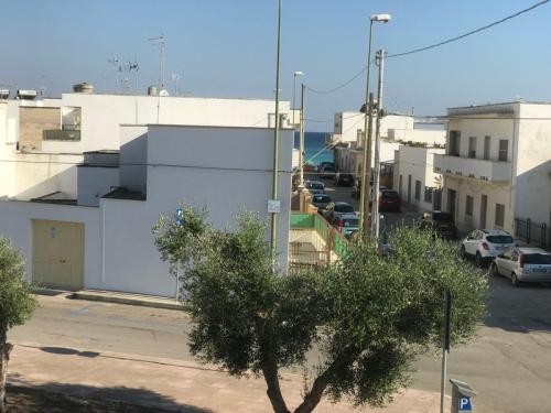 vista mare su torre lapillo dal balcone