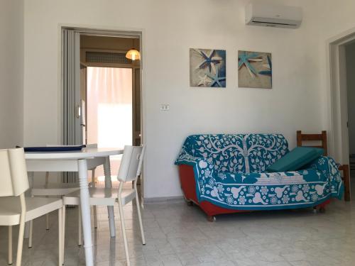 soggiorno con tavolo e sedie