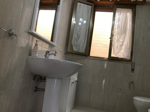 bagno interno con lavandino e specchio