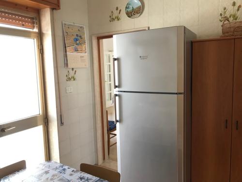 cucina con frigorifero grande