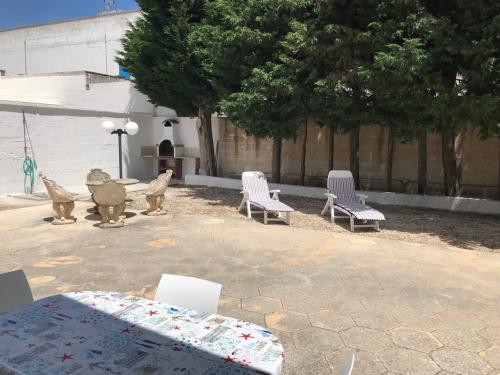 giardino con barbecue e doccia esterna