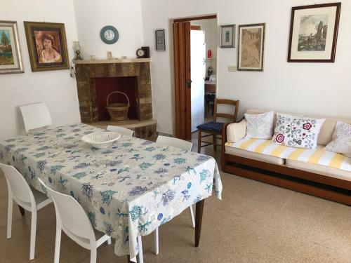 soggiorno con ingresso su cucina