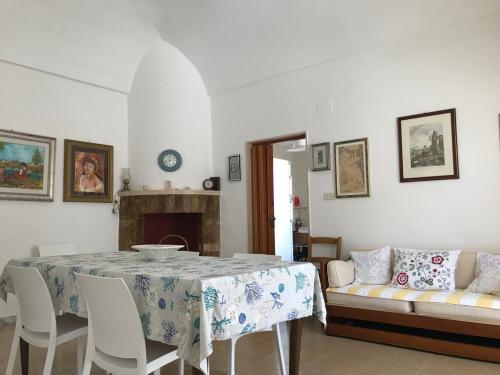 ingresso su soggiorno con tavolo sedie e tv