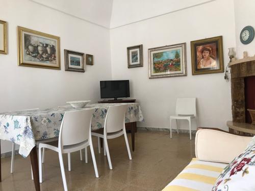 soggiorno con divano e tv